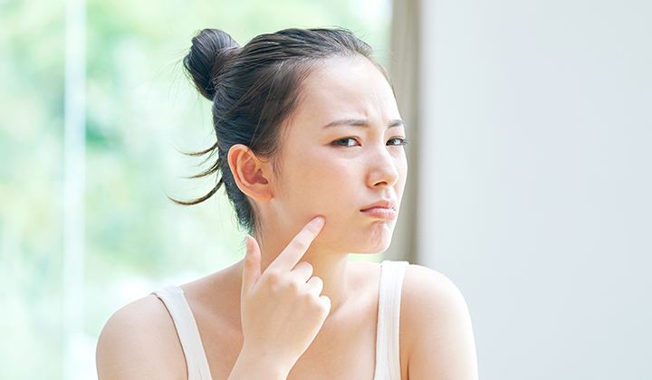 画像:顔を気にしている女性の画像