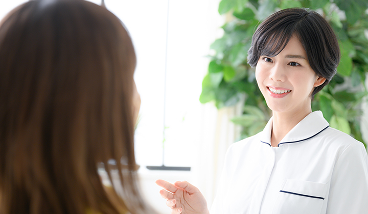 画像：カウンセリングする医師