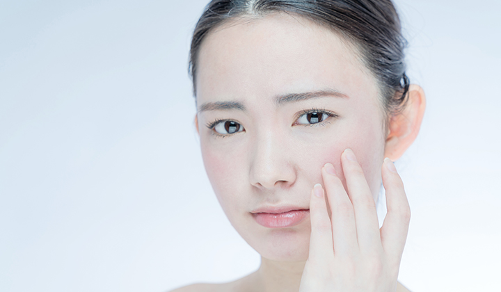画像：顔を気にしている女性の画像