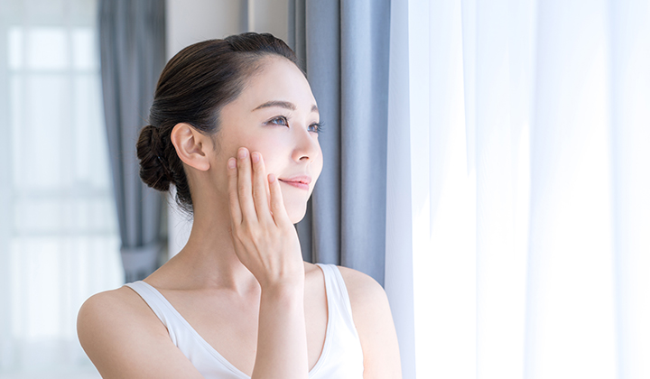 画像：顔を触っている女性の画像