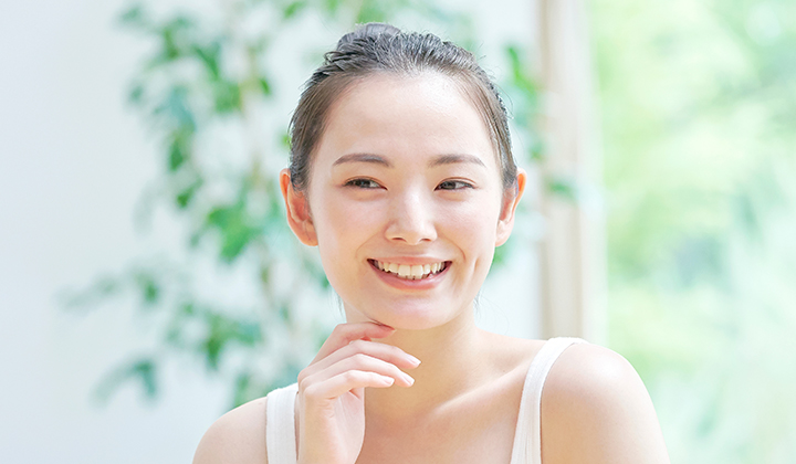 画像：洗顔をしている女性の画像