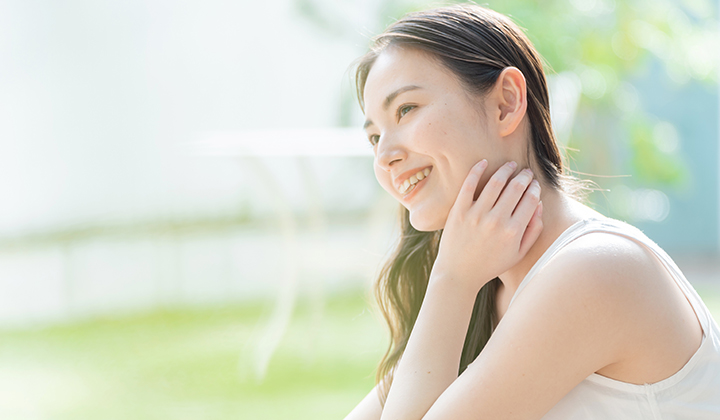 画像：首を触る女性
