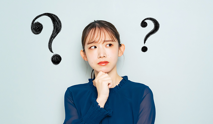 画像：首を触る女性