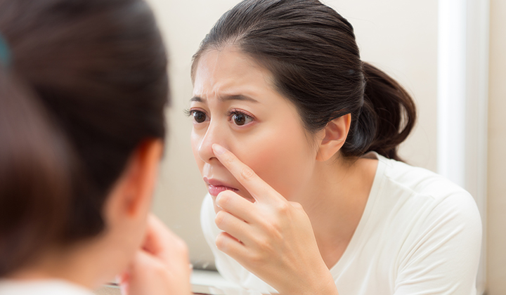 画像:鼻を指さす女性の画像