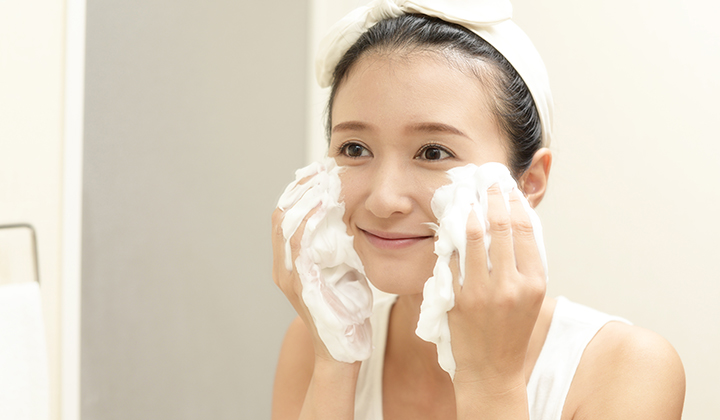画像：洗顔する女性