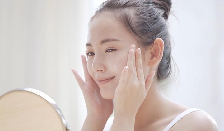 画像：顔をケアする女性
