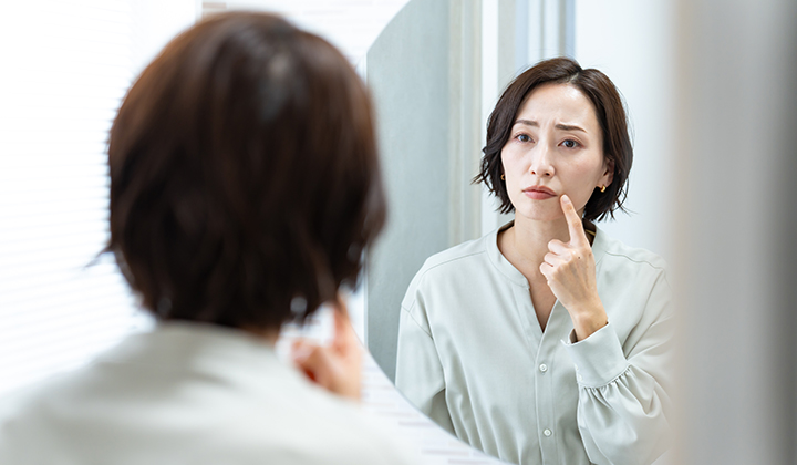 画像：ほうれい線を気にする女性
