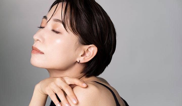 画像:ほうれい線がなく笑顔の女性