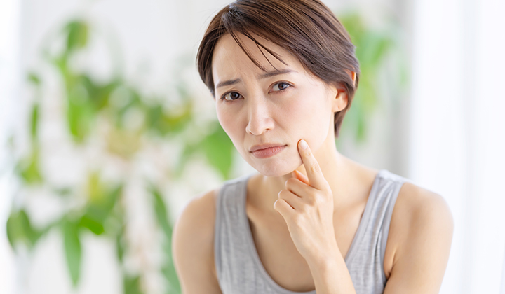 画像:ほうれい線がある女性