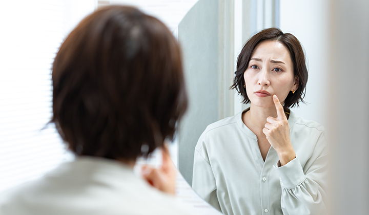 画像:ほうれい線を気にする女性