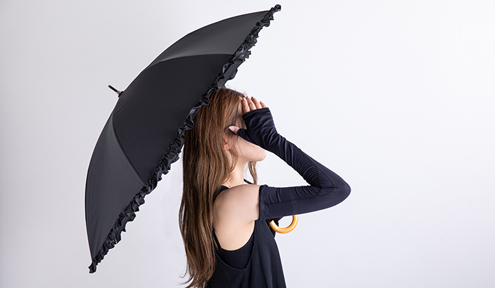 画像:紫外線対策をする女性