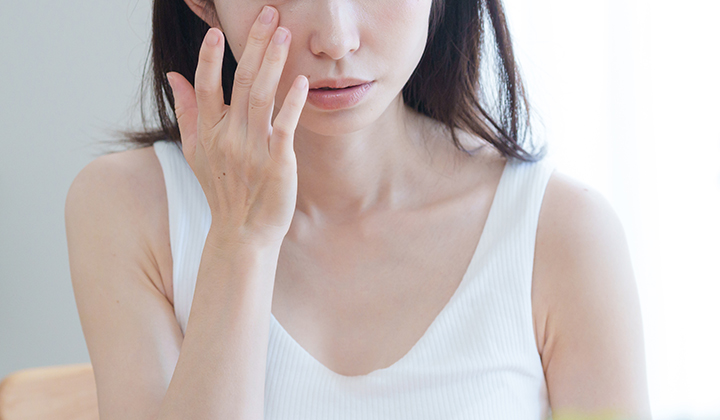 画像:目元を気にする女性