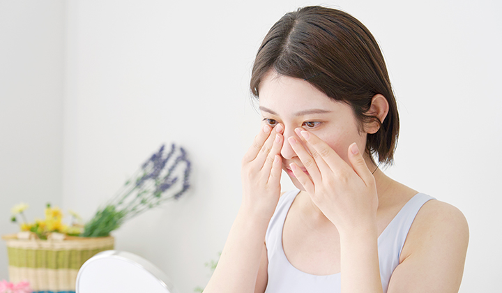 画像:目をケアする女性
