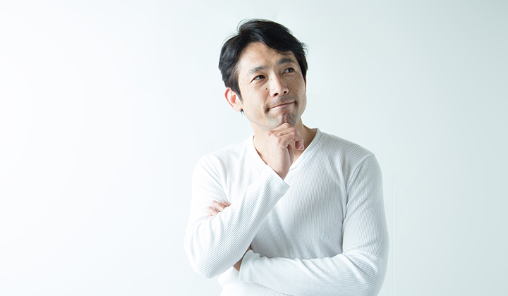 画像:老けた男性の悩んでいる画像