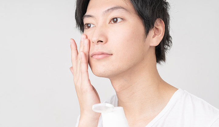 画像:若々しい顔をケアする男性
